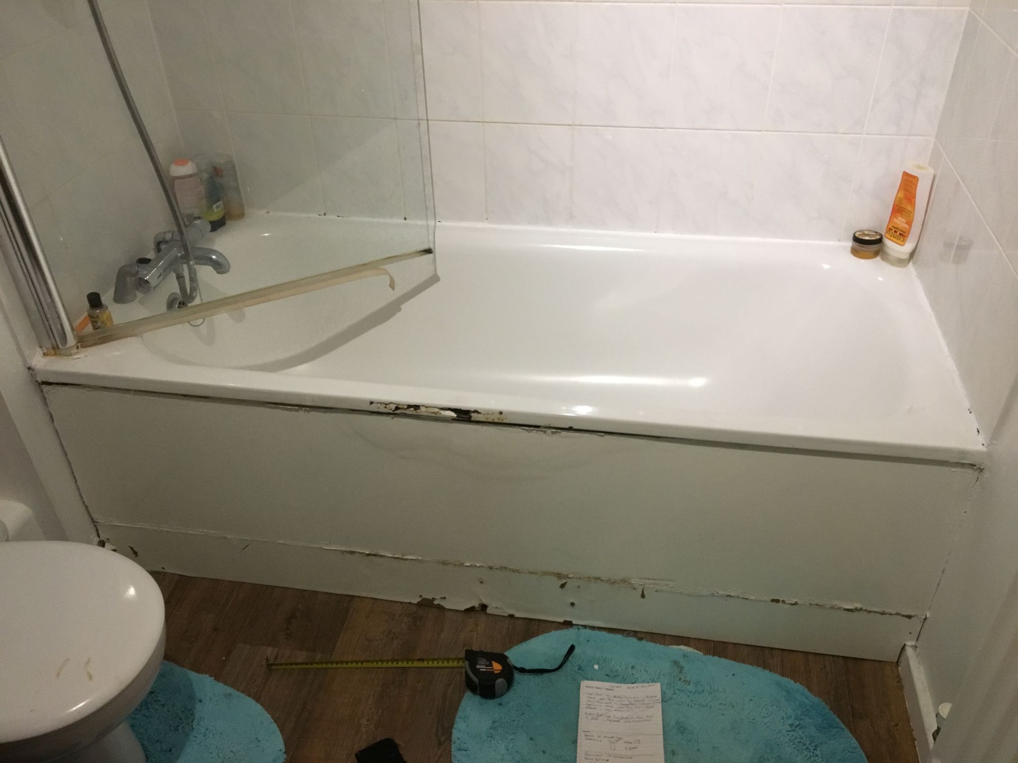 Bathroom before bath replacement and wall and floor tiling - Nix Fix Handiman Bathroom before bath replacement and wall and floor tiling - Nix Fix Handiman