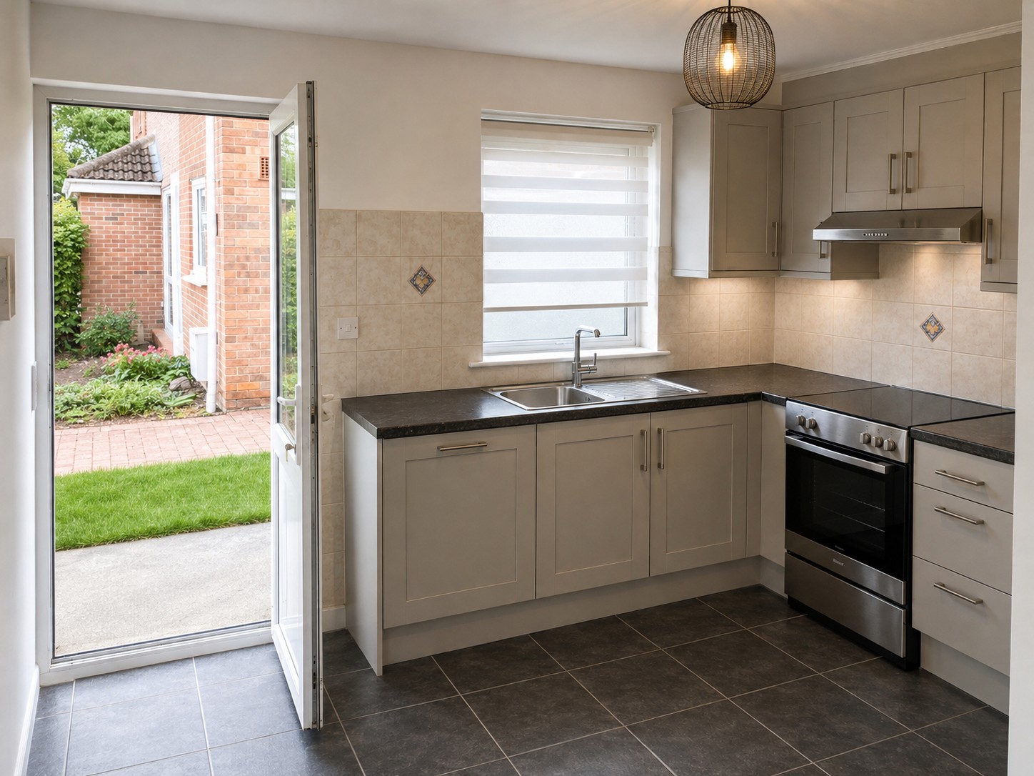 Kitchen after new cabinets, worktops, tiling and decorating - NIX FIX Handiman