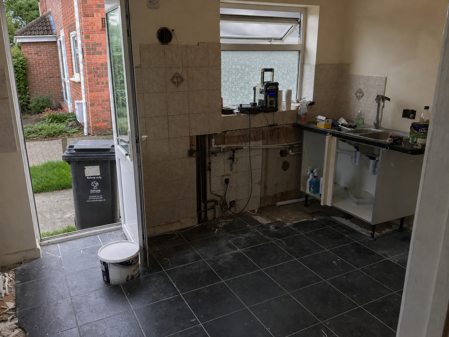 Kitchen before new cabinets, worktops, tiling and decorating - NIX FIX Handiman