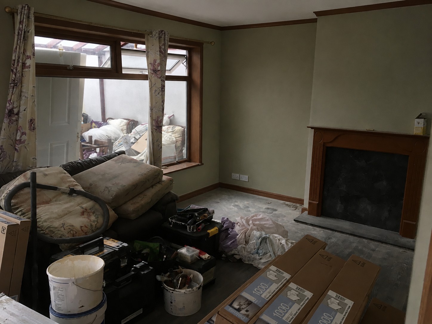 Lounge before renovation and decorating - Nix Fix Handiman